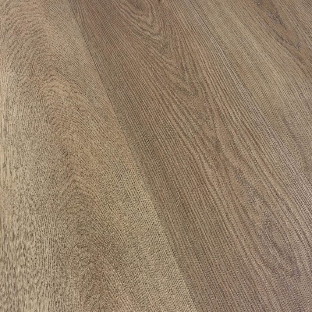 Klikkvinyl Eik Antikk 1706-22 lagt i interiør
